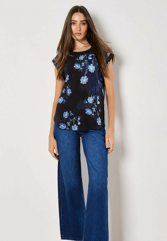 T-paita, jossa kukkakuvio